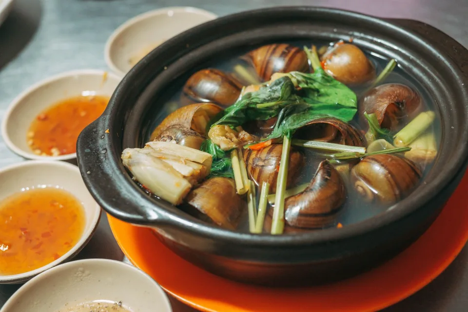 Bàn nướng đông khách tại Ông Thị Bích Lê